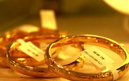 Giá vàng trượt dốc, dân tình tranh thủ “đổ vàng”