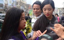 Con gái Thanh Thanh Hiền nâng vạt áo cho mẹ khi rước dâu