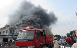 Nổ nhiều bình xăng ở hàng sửa xe, 3 ngôi nhà bốc cháy khủng khiếp