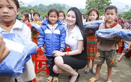 Hoa hậu Ngọc Anh trao áo ấm tận tay học sinh nghèo