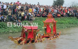 16 người ngâm mình dưới sông hàng tiếng đồng hồ để khiêng kiệu