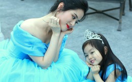 Màn khoe sắc của mẹ con nhà "công chúa Cinderella"
