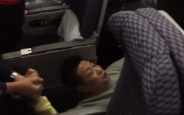 Giáo sư Trung Quốc ăn vạ trên máy bay Mỹ