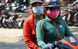 Gần trưa Sài Gòn vẫn lạnh, nhiều người co ro trong áo ấm