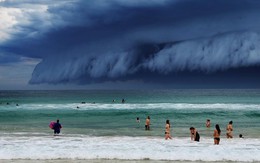 Bầu trời khủng khiếp ập xuống đầu người dân Sydney