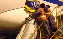 Trung Quốc xét xử hành khách mở cửa thoát hiểm máy bay