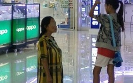 Mẹ tàn tật quỳ gối trước mặt con gái vì không mua được điện thoại cho con