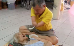 Con trai tàn tật bón mớm mẹ già khiến người nhìn xót xa