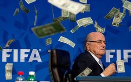 600 đô la TIỀN THẬT ném vào mặt Blatter được trả lại không thiếu một xu