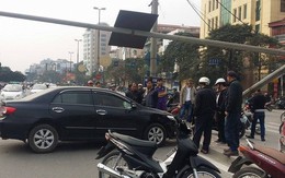 Hà Nội: Xế hộp nổ lốp giữa phố, tài xế bỏ đi