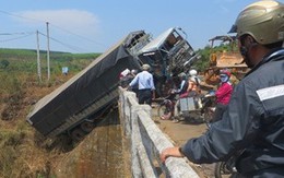 Xe tải 'đánh đu' thành cầu, hai người thoát chết trong gang tấc