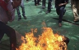 Ghen tuông, chồng tưới xăng đốt vợ giữa đường