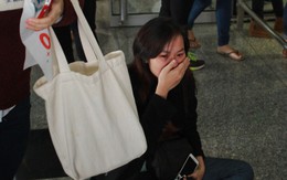 Fan ngồi la liệt ở sân bay, bật khóc nức nở khi thấy SHINee