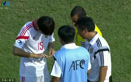 CLIP: Cầu thủ Trung Quốc cắt móng tay trên sân
