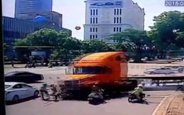 Clip: Khoảnh khắc kinh hoàng khi xe "điên" lao vào người chờ đèn đỏ