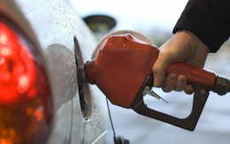 Thuế, phí chiếm một nửa giá xăng