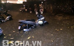 Ảnh: Hàng loạt tuyến phố Hà Nội thành "sông" sau cơn mưa lớn