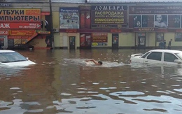 Nga: Dân bơi bì bõm trên đường vì “phố biến thành sông“