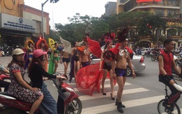 Hà Nội: Người mẫu "catwalk" ngay giữa đường với trang phục kì lạ