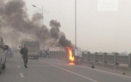 HN: Xe máy bốc cháy dữ dội trên cầu Vĩnh Tuy