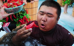 24h qua ảnh: Du khách nhăn mặt ăn ớt trong thùng nước đá
