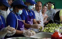 Thủ tướng Nguyễn Xuân Phúc kiểm tra đột xuất suất ăn công nhân