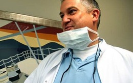 ‘Nha sĩ kinh dị’ chuyên nhổ răng bệnh nhân lãnh 8 năm tù