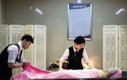 Dịch vụ làm đẹp, massage cho người chết 'gây sốt'