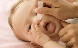 Uống nhầm thuốc nhỏ mũi Naphazolin, bé 2 tuổi nguy kịch