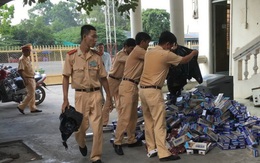 Chở 8.300 gói thuốc lá lậu, dùng gậy gỗ chống trả cảnh sát
