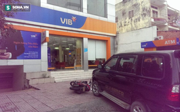 Khách hàng thả vật nghi lựu đạn khói tại ngân hàng