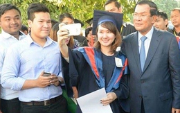 Thủ tướng Campuchia luôn mang theo 5 smartphone