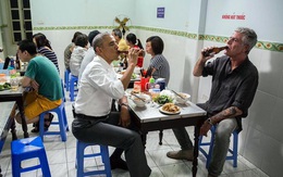 Bức ảnh TT Obama ăn bún chả, uống bia tại Hà Nội