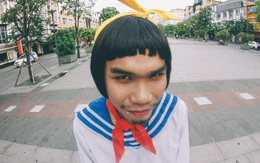 Chàng trai Việt mặc váy chụp ảnh trên phố Nguyễn Huệ