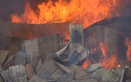 Hà Nội: Cháy lán trại của hàng trăm công nhân tại quận Hoàng Mai, lửa bùng lên dữ dội