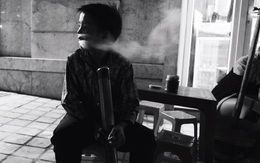 Xôn xao câu chuyện cậu bé 10 tuổi hút thuốc lào "mua vui" ở Sapa
