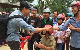 MC Phan Anh khi trao những phần quà đầu tiên: "Mọi người thương con thì xếp hàng ngay ngắn vào ạ"