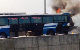 Xe khách bốc cháy dữ dội trên cao tốc TP HCM - Trung Lương