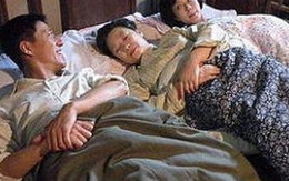 Hơn 30 tuổi "chưa cai sữa", người đàn ông đề nghị 2 vợ chồng ngủ chung với mẹ