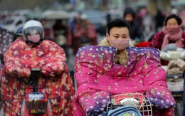 24h qua ảnh: Dân Trung Quốc “quấn chăn” ra đường vì rét