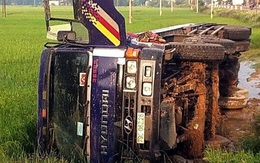 Tài xế ngủ gật, xe chở xăng lao xuống ruộng như phim