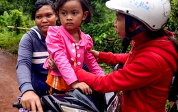 Tình tiết bất ngờ trong vụ trao nhầm con ở Bình Phước: Một gia đình nhận nuôi cả 2 bé