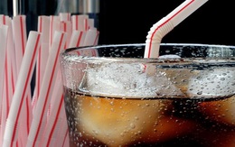 Coca - Pepsi: Dìm nhau trong chai nước ngọt không đường