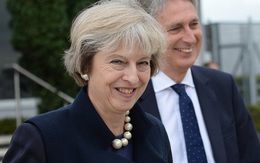 Sợ gián điệp Trung Quốc, nữ thủ tướng Anh phải trùm mền thay đồ