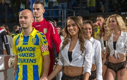 Đội bóng chơi trội thuê dàn người mẫu đồ lót ra sân dịp Valentine