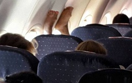 Cô gái bị chỉ trích dữ dội vì có hành động kém duyên trên máy bay