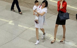 Sau 2 năm "mất tích", Vy Oanh xuất hiện cùng con trai tại sân bay
