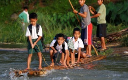24h qua ảnh: Học sinh mạo hiểm chèo bè vượt sông tới trường