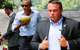 24h qua ảnh: Tổng thống Mỹ vô tư uống nước dừa đường phố ở Lào