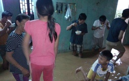 Bát mì tôm và bữa ăn vội vàng trong căn nhà ngập ở Quảng Bình khiến nhiều người nghẹn ngào